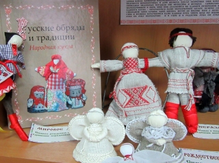 Выставка кукол В. П. Владыкиной в Глазовской районной библиотеке