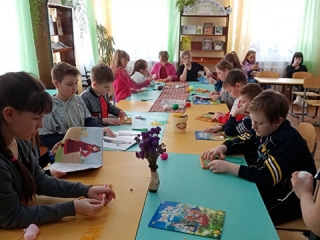Мастер-класс «Цветные нити в ряд и готов наряд» в Увинской детской библиотеке