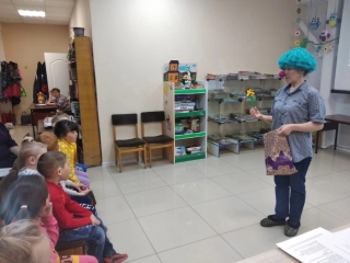 Дошкольники детского сада на экскурсии в Дебёсской детской библиотеке