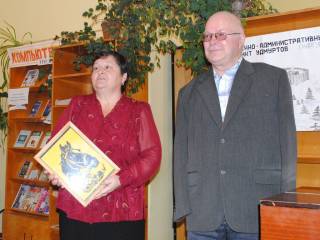 директор библиотеки благодарит В. Плотникова за помощь в организации мероприятия и создание фильма