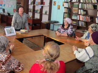 Литературный час в Армязьской библиотеке ведет библиотекарь Ольга Викторовна Лихачева.
