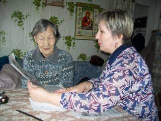 Посещение пожилых людей на дому сотрудником Дебесской библиотеки