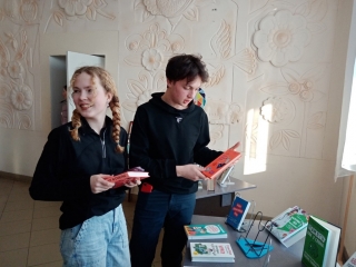 Книжная выставка Дебёсской библиотеки к открытию года молодежи в Удмуртии