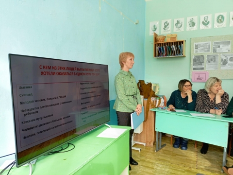 Мероприятие «Правовой десант» для людей преклонного возраста и учеников школы