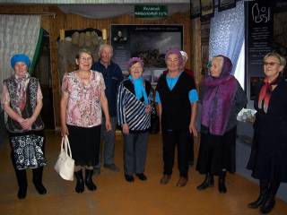 Члены клуба «Бабушки-сударушки» в музее истории Сибирского тракта