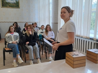 Алёна Михайловна выступает перед студентами