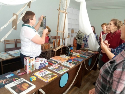 Интерактивная книжная выставка «Путешествие по волнам открытий»