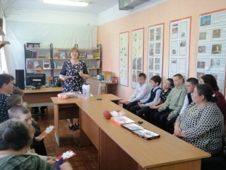 На творческом занятии дети с помощью мам делали домовенка - символ домашнего уюта