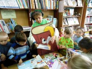 Дошкольники на экскурсии в детскую библиотеку