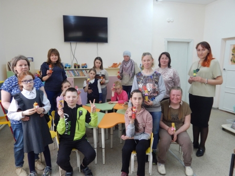Участники семейного дня в библиотеке