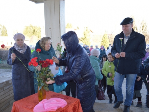 Возложение цветов участников митинга