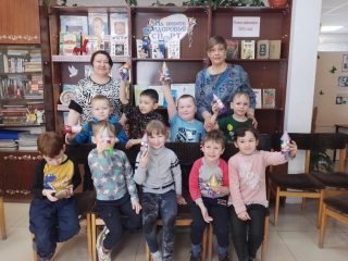 Детишки Дебёсского детского сада посетили детскую библиотеку