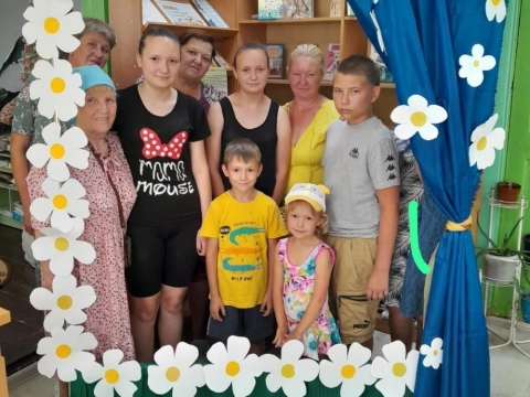 Общее фото в фотозоне «Ромашковое поле».