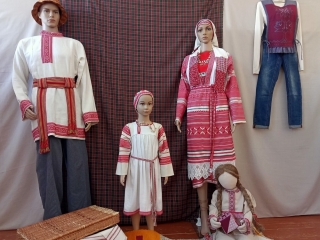 Выставка современных удмуртских платьев «Дунъялэ дэремез»