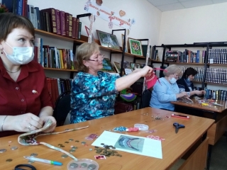 Мастер-класс «Монисто своими руками» в Шарканской библиотеке
