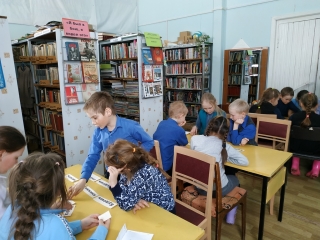 Литературная игра «Чемодан с загадками» в Чеканской библиотеке