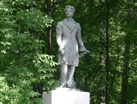 Памятник А.С. Пушкину в п. Игра. Скульптор - И.Ф. Блюмель